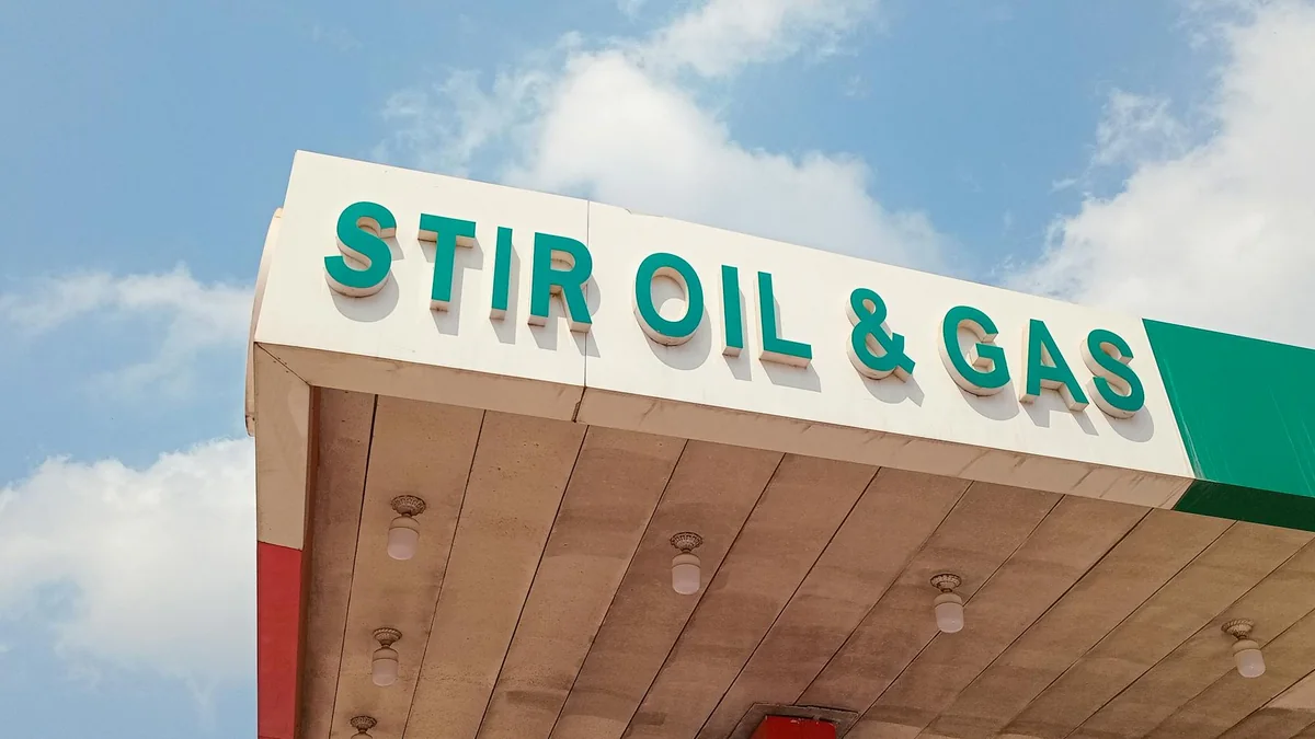 企业宣传片拍摄现场，摄影团队正在布置机位